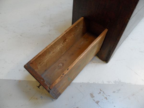 Antieke bank met laatjes