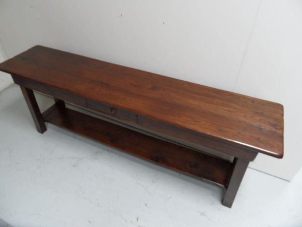 Antieke brutalist sidetable