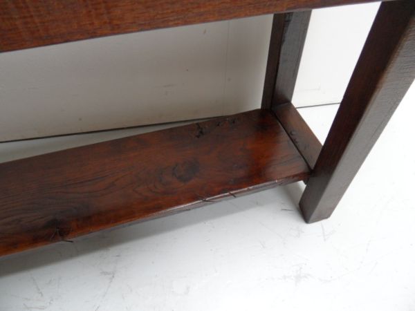 Antieke brutalist sidetable