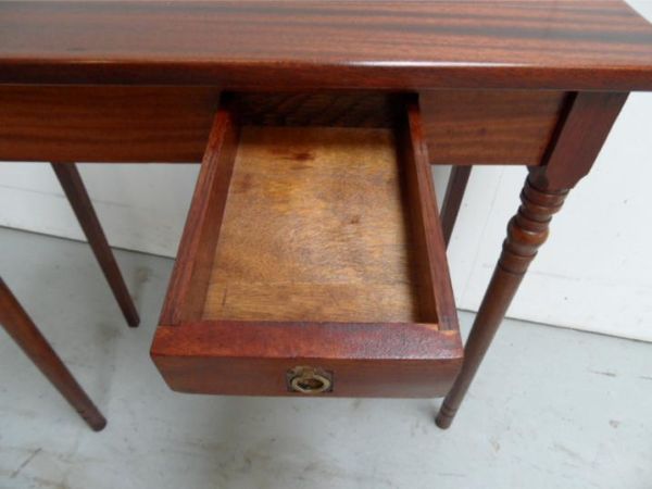 Mahonie sidetable