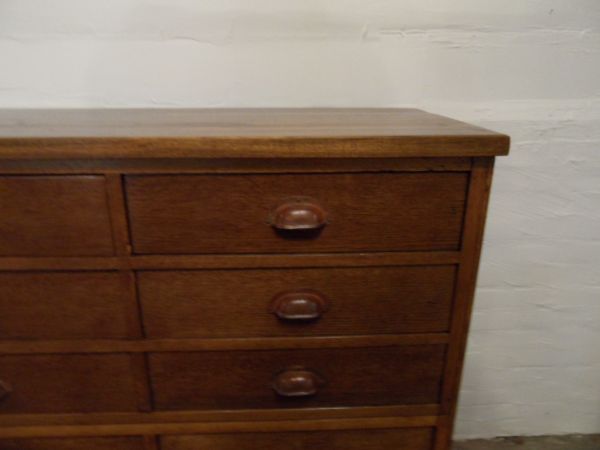 Vintage eiken winkelkast