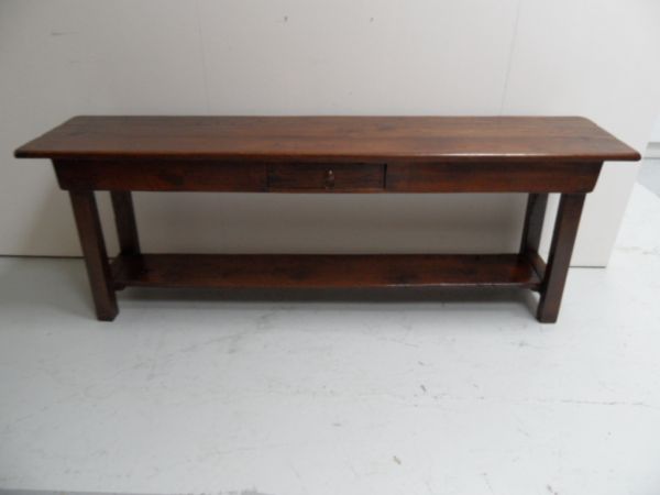 Antieke brutalist sidetable