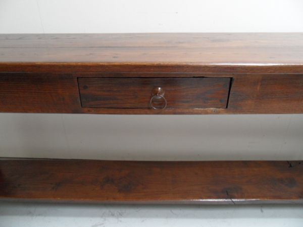 Antieke brutalist sidetable