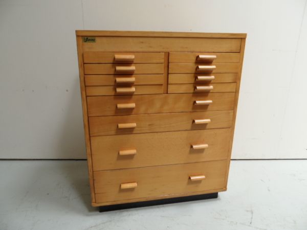Vintage schoolkast met lades