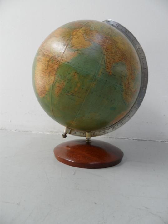 Globe Dutch text