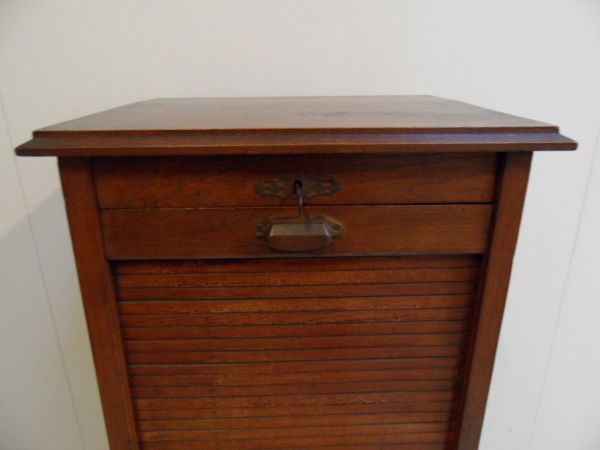 Filing cabinet with roller shutter