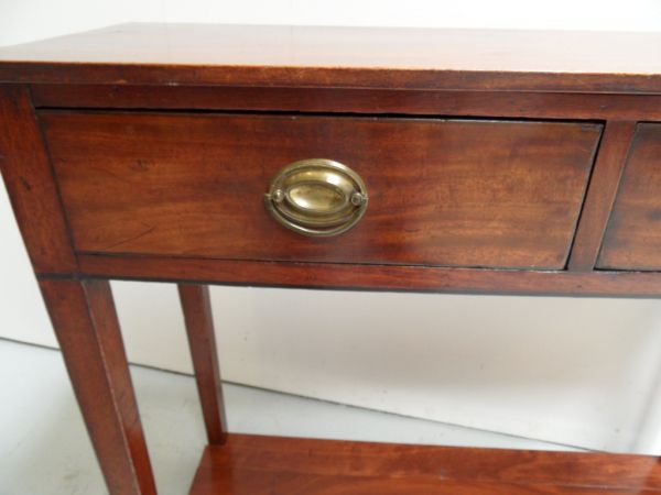 Mahonie sidetable