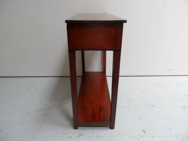 Mahonie sidetable