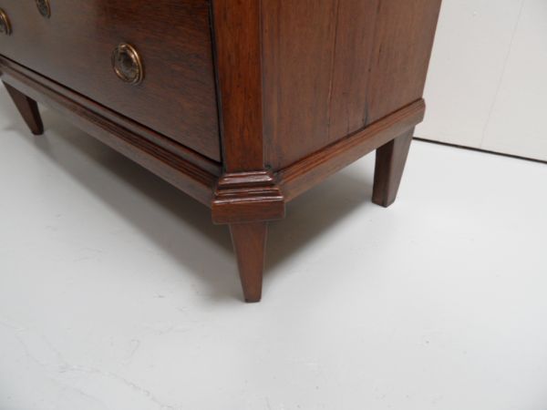 Oak chest of drawers