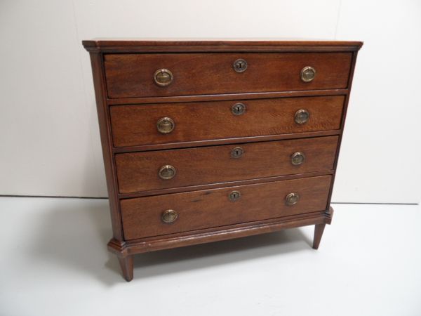Oak chest of drawers