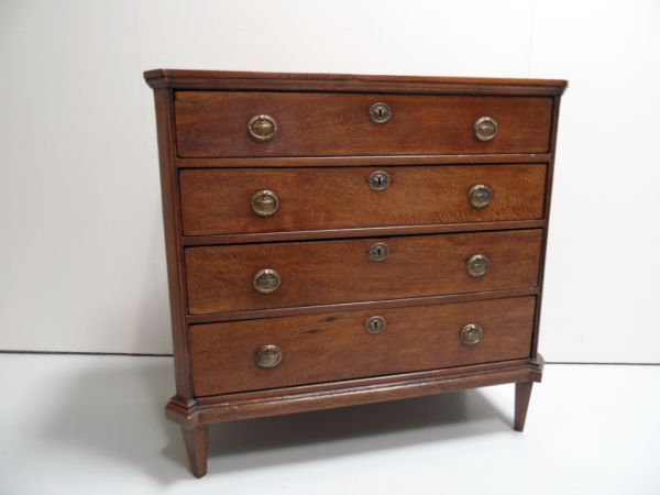 Oak chest of drawers
