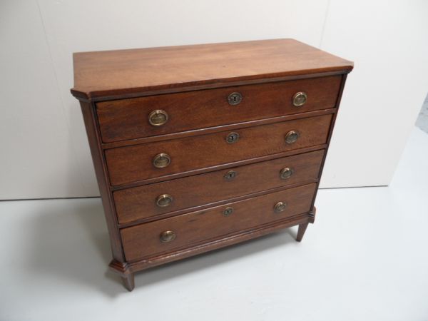 Oak chest of drawers