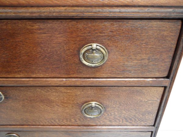 Oak chest of drawers