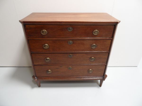 Oak chest of drawers