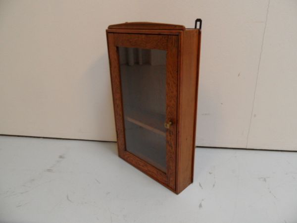 Hangvitrine kastje