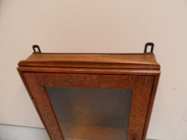 Hangvitrine kastje