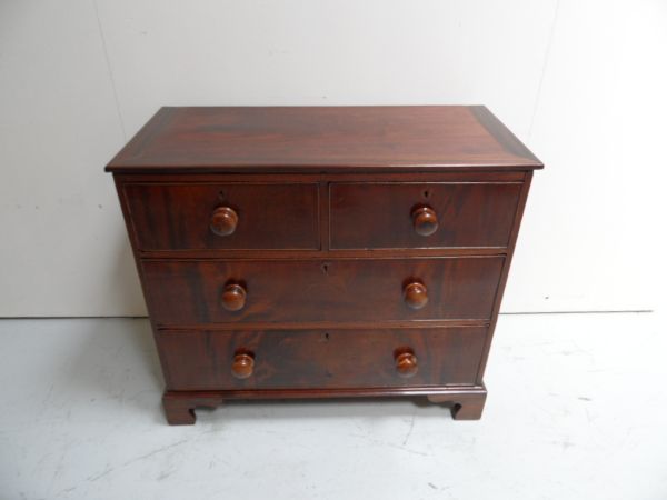 Mahogany chest of drawers