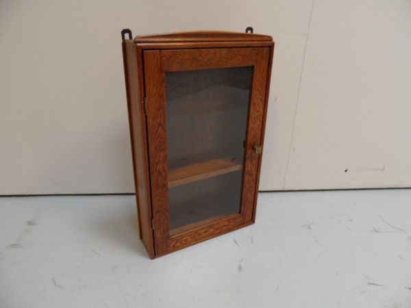 Hangvitrine kastje