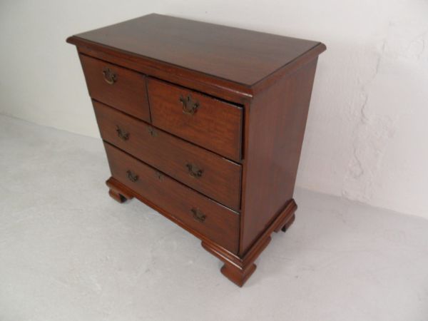 Mahogany  chest of drawers