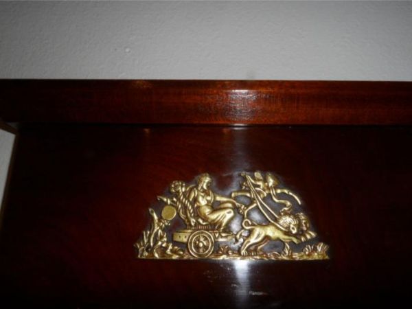 Mahonie empire spiegel