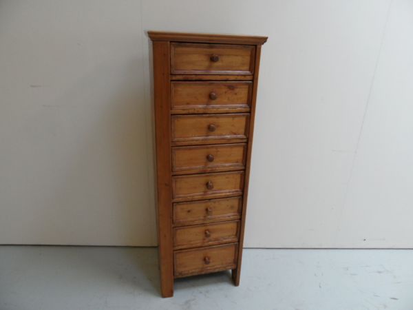 Pine chest of drawers