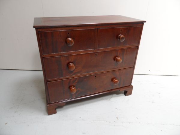 Mahogany chest of drawers