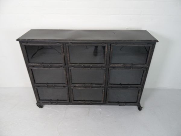 Vintage metalen winkelkast