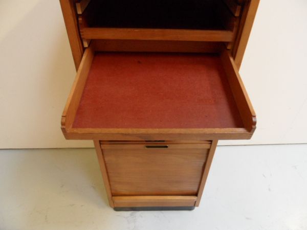 Filing cabinet with roller shutter