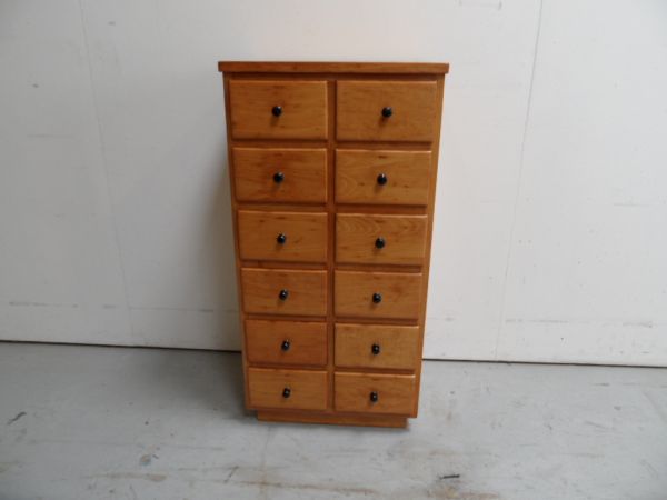 Vintage schoolkastje met lades
