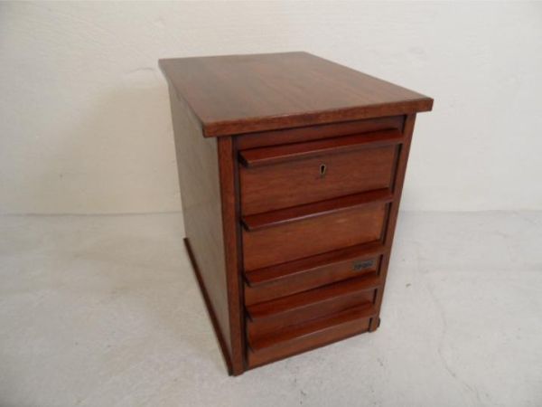 Vintage archiefkast met lades