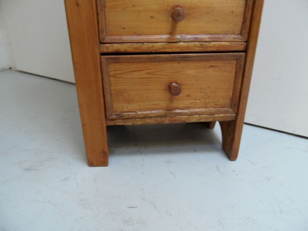 Pine chest of drawers
