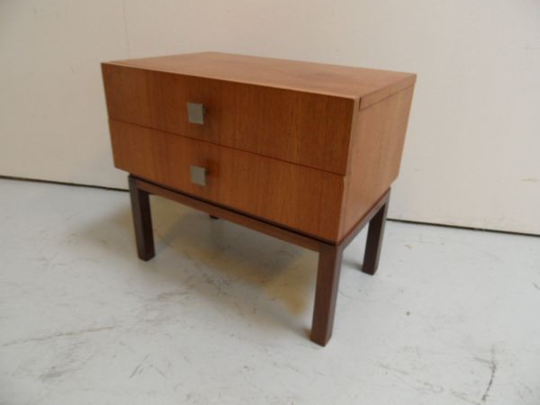 Mid century chest of drawers
