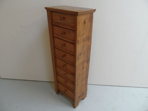 Pine chest of drawers