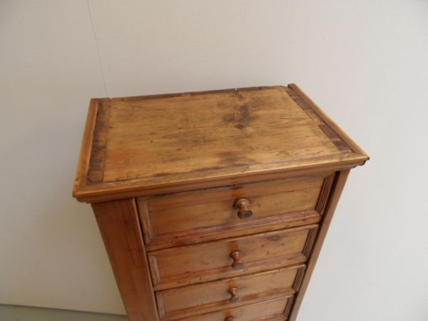Pine chest of drawers