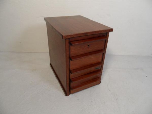 Vintage archiefkast met lades