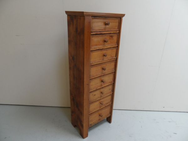 Pine chest of drawers