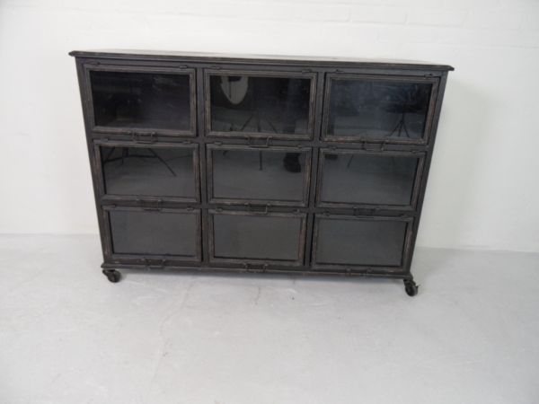 Vintage metalen winkelkast