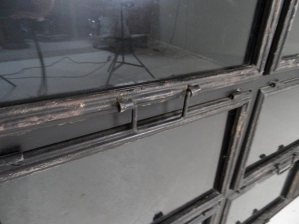 Vintage metalen winkelkast