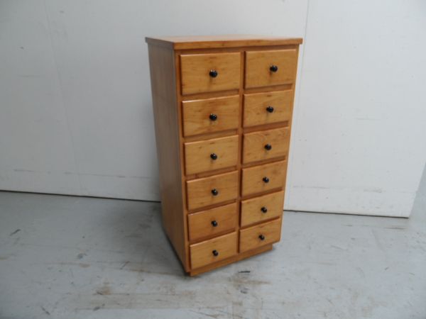 Vintage schoolkastje met lades