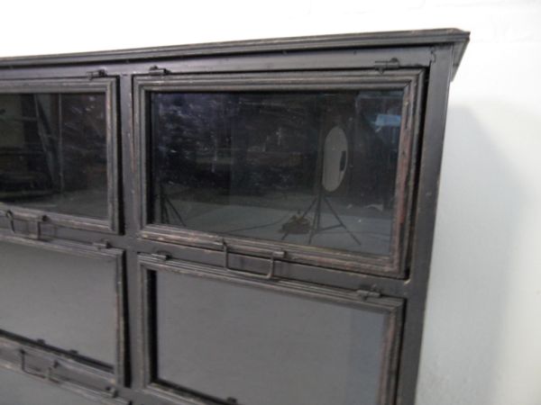 Vintage metalen winkelkast