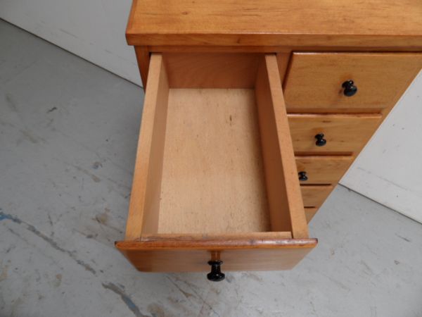 Vintage schoolkastje met lades