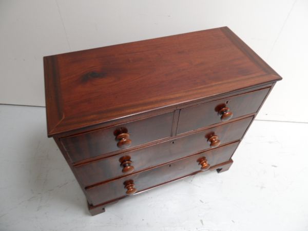 Mahogany chest of drawers