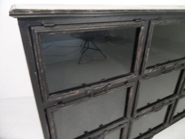 Vintage metalen winkelkast