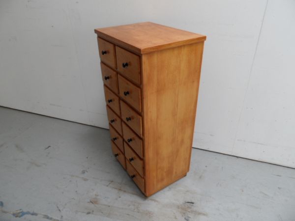 Vintage schoolkastje met lades
