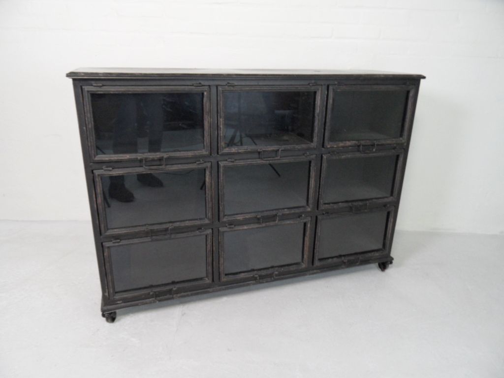 Vintage metalen winkelkast