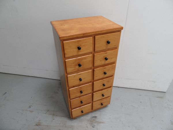 Vintage schoolkastje met lades