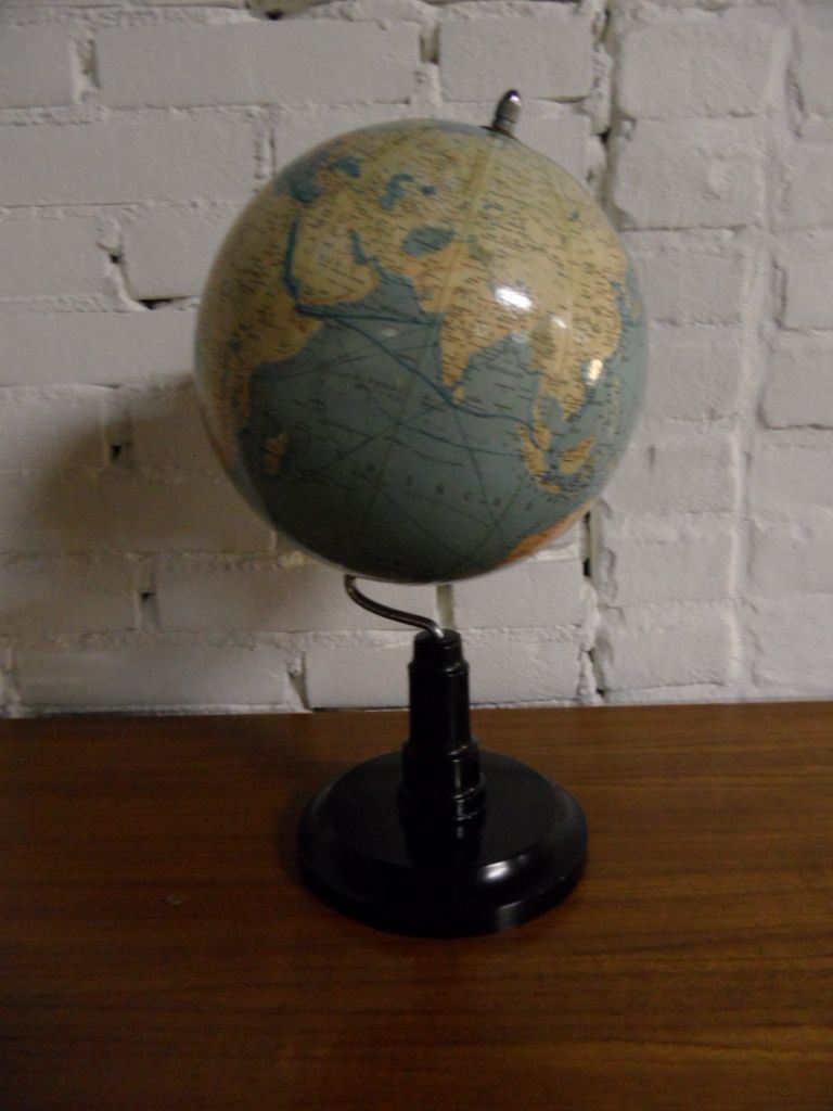 Globe met bakelieten voet