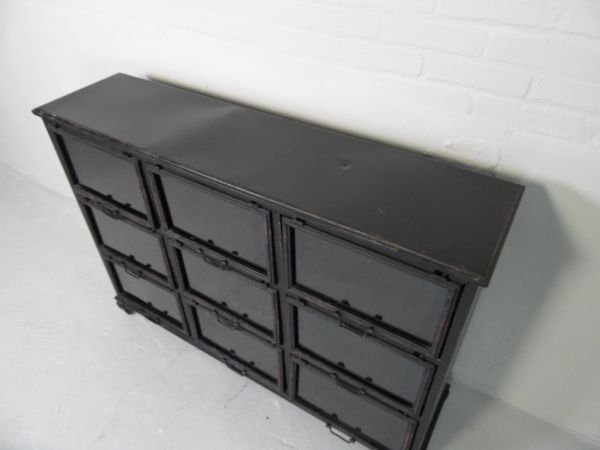 Vintage metalen winkelkast