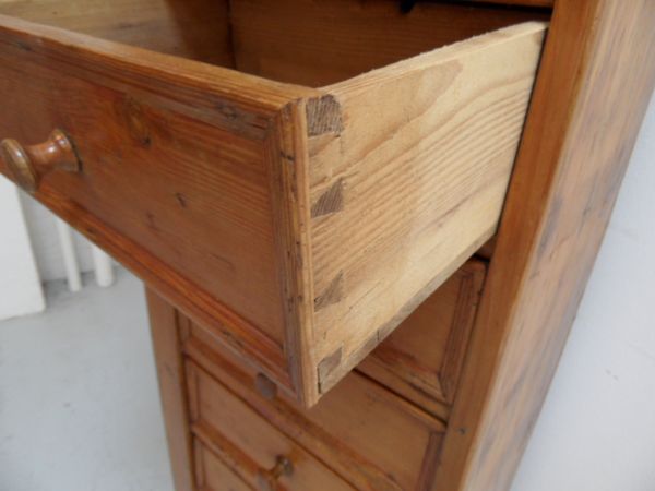 Pine chest of drawers