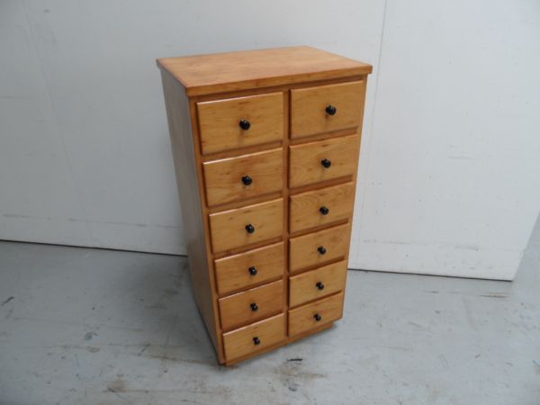 Vintage schoolkastje met lades